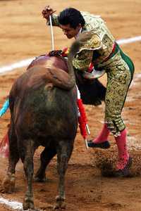 Uriel Moreno El Zapata, el triunfador de la séptima corrida de la Plaza México, en su primer intento con la espada a su segundo enemigo