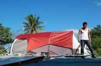 Miguel Rodríguez Osorio es uno de los habitantes de Nacajuca, Tabasco, que junto con sus familias se niegan a abandonar sus viviendas e instalaron tiendas de campaña en las azoteas mientras pasa la emergencia por la reapertura del río Grijalva