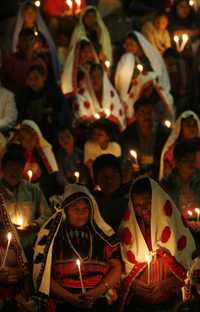 Integrantes de la sociedad civil Las Abejas realizaron una jornada de vigilia ayer, después de que concluyó el Encuentro Nacional contra la Impunidad, como parte del décimo aniversario luctuoso por la matanza de Acteal