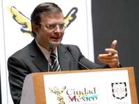 El jefe de Gobierno, Marcelo Ebrard, afirmó que el presupuesto aprobado por la ALDF permitirá mejorar la calidad de vida y la convivencia en la ciudad de México. En la imagen, durante la entrega de apoyos al programa cultural comunitario, ayer