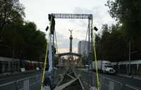 Montaje de estructuras para el festival de fin de año en el Paseo de la Reforma