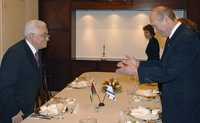 El primer ministro israelí Ehud Olmert, derecha y el presidente palestino, Mahmoud Abbas, durante un encuentro, ayer en Jerusalén. La imagen fue proporcionada por la oficina de prensa del gobierno israelí