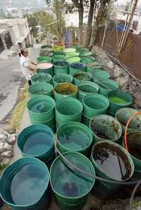 Colonia Bosques, delegación Tlalpan, una de las que frecuentemente padecen escasez de agua. Vecinos son abastecidos mediante pipas y una improvisada red de mangueras