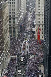 Calurosa recepción durante el desfile por la avenida Broadway, en honor de los campeones del Supertazón 42, Gigantes de Nueva York