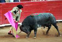 Humberto Flores salió con la taleguilla destrozada y se salvó de una cornada