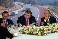 El presidente Felipe Calderón ayer durante el anuncio en Los Pinos del fondo de infraestructura. Le acompañan el gobernador del Banco de México, Guillermo Ortiz, y el secretario de Hacienda, Agustín Carstens