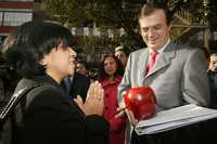 Una señora le regaló una manzana a Marcelo Ebrard al término del acto donde entregó patrullas y equipo a la unidad de seguridad escolar de la secundaria técnica 5 de Mayo