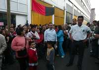 Trabajadores de Tec Marketing colocaron ayer las banderas rojinegras en las oficinas de la empresa filial de Telmex