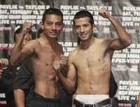 El mexicano Cristian Mijares y el estadunidense José Navarro, durante la ceremonia de pesaje