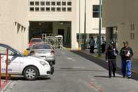 Policías locales y federales custodian el hospital Rubén Leñero, en la colonia Casco de Santo Tomás, donde se encuentra hospitalizada Tania Vázquez, sobreviviente del estallido. Según el subdirector del nosocomio, Alejandro de Artola, la herida no está en calidad de detenida