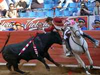 El rejoneador potosino Gastón Santos resultó hoy el máximo triunfador de la última corrida de la temporada grande 2007-2008 en la Plaza México, al cortar una oreja a Misionero y adjudicarse el trofeo en disputa