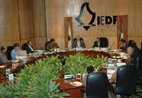 Mientras la Ley de Austeridad del Distrito Federal y el Código Financiero para este año marcan un límite de salarios para funcionarios, los mandos del Instituto Electoral del Distrito Federal (IEDF) ganarán este año de 112 mil a 118 mil pesos mensuales. En la imagen, reunión extraordinaria del Consejo General de este órgano en la ciudad de México