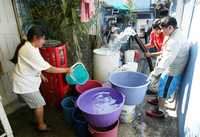 Vecinos de Iztapalapa reciben agua de una pipa, en enero pasado