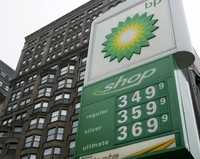 Precios de la gasolina en una estación de gas en Chicago. El precio del petróleo volvió a subir ayer lunes a más de 99 dólares el barril, debido a las bajas temperaturas en Europa y en parte de Estados Unidos, lo cual impulsó la demanda de calefacción. El crudo estadunidense avanzó 42 centavos y quedó en 99.23 dólares por barril, mientras el Brent ganó 68 centavos en Londres, para cerrar a 97.69 dólares el barril. A su vez, la mezcla mexicana cerró en 82.41 dólares por barril, un incremento de 15 centavos, con respecto al cierre del viernes pasado, informó Petróleos Mexicanos  Ap