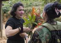 Luego de seis años de cautiverio la ex congresista colombiana, Gloria Polanco, recibió de una guerrillera de las FARC un ramo de flores silvestres. La política dijo que las llevaría en compañía de sus tres hijos a la tumba de su esposo, asesinado mientras permanecía secuestrada. La imagen fue proporcionada por la oficina de prensa del Palacio de Miraflores