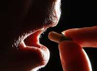 Una mujer sostiene una cápsula del antidepresivo Prozac, en Leicester, Inglaterra. Los fármacos ayudan únicamente a personas con depresiones severas y, en muchos pacientes, funcionan como placebo, de acuerdo con investigadores británicos