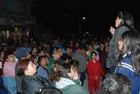 La diputada federal perredista Maribel Alva Olvera –de pie a la derecha– y unos 400 habitantes de Ecatepec, se congregaron la noche del viernes en la calle Juan de la Cabada, barrio de Chiconautla, para impedir a los trabajadores de la empresa privada Zigma continuar las excavaciones para la colocación de tubería de agua potable, del llamado macrocircuito del Sistema Cutzamala