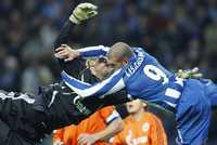 El portero Manuel Neuer, del Schalke 04 (izquierda) defiende su meta ante la llegada de Lisandro Lopez, del FC Oporto, en partido de la Champions