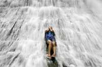 Una mujer se refresca en la represa Wawa, en Montalbán, al oriente de Manila, Filipinas