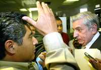Un simpatizante de Nueva Izquierda increpa a Arturo Núñez a su llegada a la sesión de trabajo