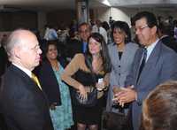 Profesores de la Universidad de Costa Rica conversan con el rector José Narro Robles poco antes de su conferencia magistral, en la que alertó sobre los peligros de la liberalización de la educación superior