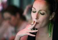 La ley obliga a mantener los espacios cerrados libres de humo