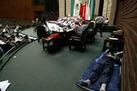 Legisladores del Frente Amplio Progresista durante la primera jornada de ocupación de la tribuna del Palacio Legislativo de San Lázaro