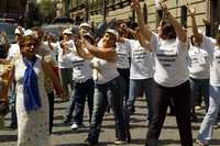 Adelitas en forma. Plantón de mujeres integrantes de las brigadas en defensa del petróleo en los alrededores del Senado