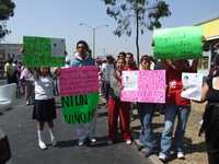 Padres de familia y alumnos de primaria, durante el bloqueo de la avenida Central