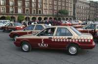 El jefe de Gobierno, Marcelo Ebrard, y el secretario de Transportes, Armando Quintero, pusieron ayer en marcha el Programa de Sustitución de Taxis 2008. En la imagen, los nuevos modelos