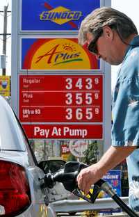 Precios de gasolinas en Pittsburgh. El precio del petróleo retrocedió ayer, luego de que una caída de las existencias estadunidenses de gasolina y la debilidad del dólar lo impulsaron previamente en la jornada a un récord de más de 115 dólares el barril. El crudo estadunidense cerró con baja de 7 centavos, a 114.86 dólares por barril, tras escalar a un máximo histórico de 115.54 dólares