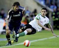 Raúl González, quien anotó el primer gol del Real Madrid, recibe una falta de Aldo Pedro Duscher, del Racing