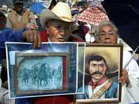 Asistentes a la asamblea informativa en el Zócalo capitalino