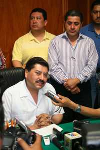 En conferencia de prensa, el procurador general de Justicia de Oaxaca, Evencio Nicolás Martínez Ramírez, dio a conocer anoche que el director de Servicios Periciales, Eduardo Romeo Ruiz García, y el subdirector de Servicios Administrativos de esa dependencia, Ricardo Canseco Gómez, así como cinco peritos no fueron detenidos, sino que acudieron a la PGR a colaborar