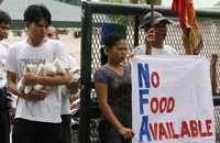 A lo largo de Asia se han desplegado protestas contra el aumento de los precios de alimentos, en especial del arroz,  cuyo precio se disparó hasta alcanzar mil dólares la tonelada. Esta semana el precio se triplicó, en comparación con el de principios de año. En la foto, protesta en Manila, Filipinas, contra medidas del gobierno