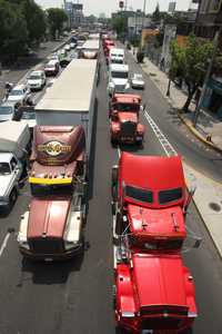 Marcha de autotransportistas a la Secretaría de Hacienda, en protesta por la falta de adecuación del IETU a la realidad del gremio