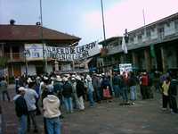 Simpatizantes de Leopoldo Juárez Urbina, ex alcalde del municipio indígena de Cherán, durante una protesta en la cual acusaron al hermano del actual alcalde de la desaparición del profesor