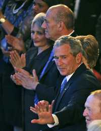 El presidente George W. Bush y el primer ministro israelí Ehud Olmert (al centro), ayer en Jerusalén durante la conmemoración del 60 aniversario de la creación del Estado de Israel