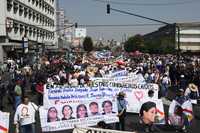 Amigos y familiares de los cuatro jóvenes que murieron durante el ataque del ejército colombiano a un campamento de las FARC encabezaron la marcha convocada por la CNTE, en conmemoración del Día del Maestro