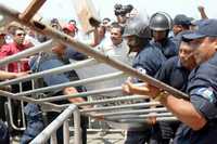 En Tabasco, profesores del Sindicato Independiente de Trabajadores de la Educación se enfrentaron con la policía local mientras el secretario de Gobierno, Humberto Mayans, celebraba una reunión con el magisterio estatal. Los inconformes exigen al gobierno tabasqueño respeto a la autonomía sindical y reconocimiento a su líder, Roger Arias.