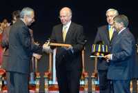 Rolando Cordera, de la Facultad de Economía, fue investido como profesor emérito de la UNAM por el rector José Narro Robles, en la ceremonia por el Día del Maestro