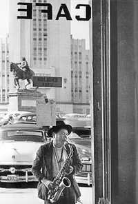 Por último, de la serie Trabajadores ambulantes, ciudad de México, ca. 1950, un músico toca el saxofón en la glorieta del Caballito