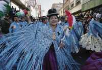 En céntricas calles de La Paz, con la participación de diversas fraternidades, se llevó a cabo el tradicional desfile del Gran Poder. Entre las actividades destacó el tercer concurso municipal de bandas Bronce de los Andes, en el que se premió a las agrupaciones musicales paceñas más destacadas, que cultivan ritmos locales como morenada, kullawada, llamerada y caporal