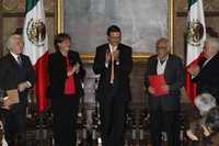 José María Pérez Gay, Elena Cepeda, Marcelo Ebrard, Carlos Monsiváis y Enrique Márquez, ayer, en el salón de cabildos del Gobierno del Distrito Federal