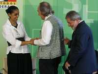 La ex ministra de Medio Ambiente Marina Silva con su relevo, Carlos Minc, y el presidente Luiz Inacio Lula da Silva, durante una ceremonia en el palacio de Planalto, en Brasilia