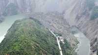 Vista aérea que muestra el lago de fango y escombros provocado por los derrumbes del sismo del 12 de mayo cerca de Beichuán. China dinamita esa barrera para desalojar el lodo y prevenir un nuevo desastre, dos semanas después del catastrófico terremoto que golpeó la provincia de Sichuán