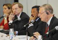 Lennart Bage (derecha), presidente del Fondo Internacional de Desarrollo Agrícola (FIDA), habla en la conferencia de prensa conjunta con el presidente del Banco Mundial, Robert Zoellick (tercero), durante la Conferencia Internacional para el Desarrollo de África, que se celebra en Yokohama