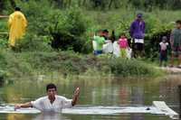 En el municipio de Berriozábal, Chiapas, Miguel Ángel Castellanos, originario de la comunidad El Divisadero, camina entre las aguas que cubren un camino de terrecería