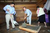 Felipe Calderón participó haciendo mezcla en el arranque del programa Piso fime, en el municipio de San Esteban Atatlahuaca, Oaxaca