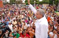 Ante la crisis que vive el país, se debe poner por delante el derecho a la alimentación de todos los mexicanos, planteó ayer Andrés Manuel López Obrador en el municipio de Cárdenas, Tabasco